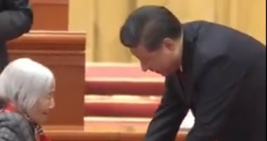 الرئيس الصيني ينحنى أمام سيدة تكريما لجهودها في القضاء على الفقر..فيديو وصور