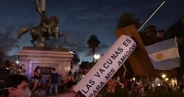 احتجاجات في الأرجنتين بسبب سوء توزيع لقاحات كورونا.. فيديو وصور