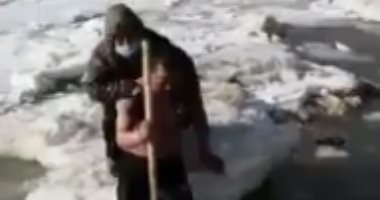  شاب صينى ينقذ عجوزا سقطت فى بحيرة متجمدة.. فيديو وصور