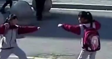 "عرض كونج فو وعناق".. شاهد كيف رحبت طالبتان ببعضهما أمام مدرسة بالصين