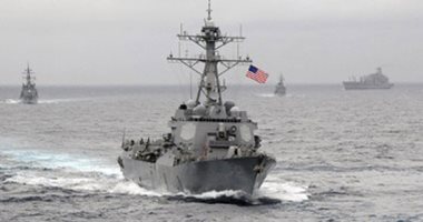 الحوثيون يعلنون استهداف سفينتين ومدمرتين أمريكيتين