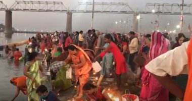 آلاف الهنود يتجمعون على الشواطئ لإحياء طقوس مهرجان ماج ميلا.. فيديو وصور