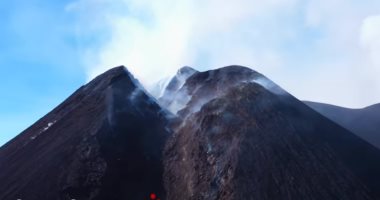 لقطات جوية للرماد يغطى جبال صقلية بعد انتهاء ثوران بركان إتنا.. فيديو وصور