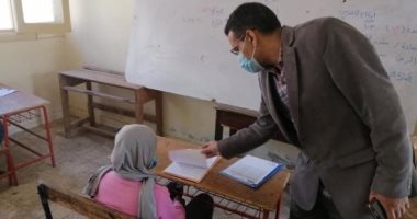 مدير التعليم بالبحر الأحمر يشدد على اتباع إجراءات الوقاية بالامتحانات.. صور
