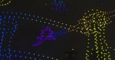 حديقة صينية تستخدم طائرات الدرون لتقديم عروضا رائعة فى السماء.. فيديو وصور
