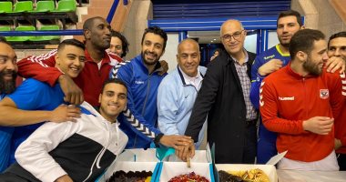 فريق يد الأهلى يحتفل بعيد ميلاد طارق محروس .. صور 