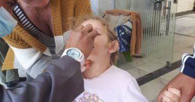 تطعيم أطفال الأجانب بالغردقة ضمن حملة ضد شلل الأطفال بالبحر الأحمر.. صور 