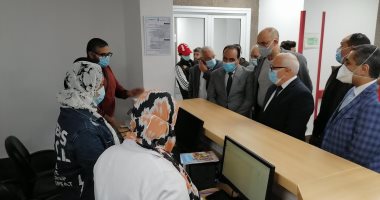 محافظ بورسعيد يشهد تلقى أول مواطن من كبار السن للقاح كورونا.. فيديو وصور