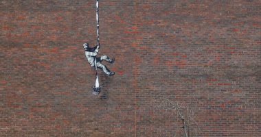 جدارية الهروب.. عمل جديد لفنان الشارع بانكسى على جدران سجن بريطانى.. فيديو وصور