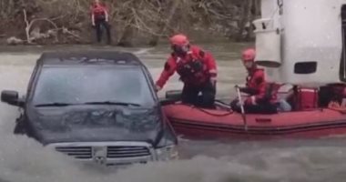شاهد إنقاذ أسرة فى أمريكا بينهم طفل رضيع بعد سقوط سيارتهم فى نهر.. فيديو