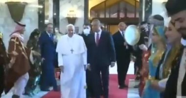 لحظة استقبال البابا فرنسيس بالرقص والأغانى خلال زيارته التاريخية للعراق.. فيديو