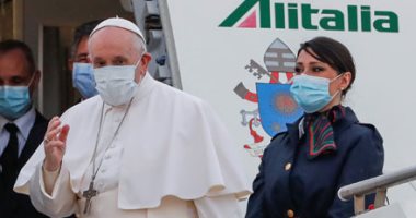 "رسالة سلام".. البابا فرنسيس يصل بغداد واستقبال حافل بالمطار.. صور