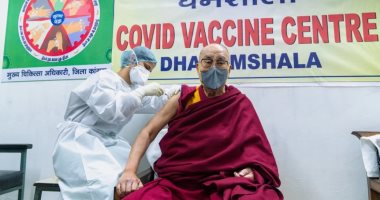 الزعيم الروحى للبوذيين يتلقى لقاح كورونا ويشجع الناس على التطعيم.. فيديو وصور