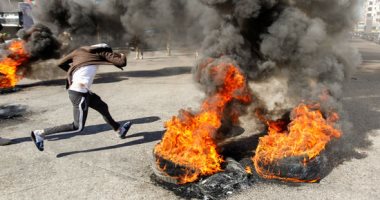 قناة أمريكية: محتجون لبنانيون يقطعون الطرق الرئيسية وينصبون خياما في الشوارع
