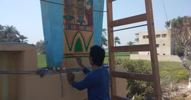 فنان يحول القرى إلى متاحف مفتوحة عن طريق الرسم فى قنا (فيديو لايف)