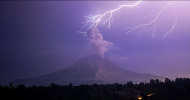 السماء تتحول إلى اللون الأرجوانى فوق بركان ثائر بإندونيسيا.. صور