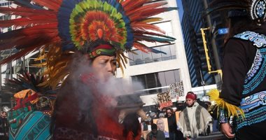 سكان أمريكا الأصليون يتضامنون مع جورج فلويد بأزياء تعبر عن ثقافتهم