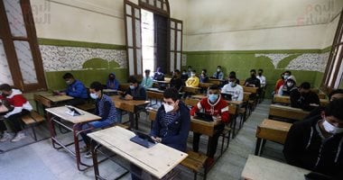 طلاب أولى ثانوى يؤدون امتحان التاريخ والكيمياء إلكترونيا.. ألبوم صور