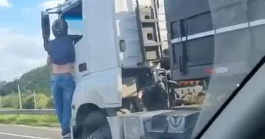 زوج يتشبث بشاحنة 30 كيلو بعد تسببها فى مصرع زوجته بالبرازيل.. فيديو وصور