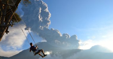 100 صورة عالمية .. "على حافة العالم" بركان ثائر ورجل على أرجوحة