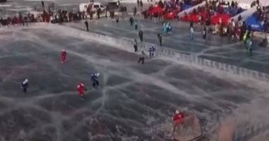 مباراة هوكى ودية على بحيرة شرق سيبيريا لمواجهة مشاكل البيئة.. فيديو وصور