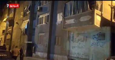 الأمن يخلى عقارين مائلين بمنطقة أطلس فى حلوان.. فيديو