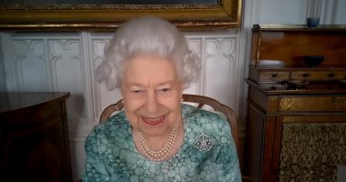 الملكة إليزابيث تظهر علنا لأول مرة منذ مقابلة هارى وميجان