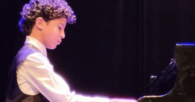 خالد النبوى يستمع لعزف ابنه زياد على البيانو فى الأوبرا