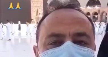 طارق يحيى يتضرع بالدعاء في المسجد الحرام لشفاء مؤمن زكريا.. فيديو