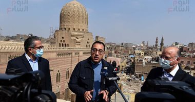 رئيس الوزراء يتابع مشروعات تطوير القاهرة التاريخية.. صور