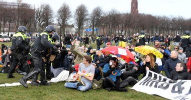تظاهرات في "لاهاي" الهولندية عقب إعلان فرض إغلاق جزئي لمكافحة "كورونا"