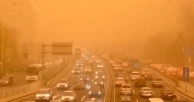 عاصفة رملية كثيفة تضرب سماء بكين وتحولها إلى اللون البرتقالى.. فيديو وصور