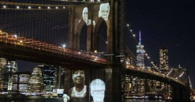 نيويورك تخلد ضحايا كورونا بعرض صورهم على جسر بروكلين.. فيديو وصور