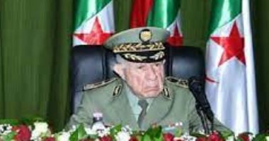 رئيس الأركان الجزائرى يشهد تنفيذ تمرين تكتيكى بالذخيرة الحية شمالى البلاد