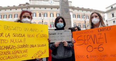 طلاب وأولياء أمور يحتجون على قرار إغلاق المدارس فى إيطاليا.. صور