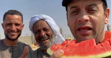 مصطفى قمر يأكل البطيخ مع اثنين من الباعة على الطريق.. فيديو وصور
