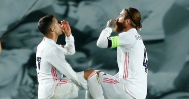 شاهد.. احتفال طريف بين راموس وفاسكيز بعد الهدف الثانى لـ ريال مدريد ضد أتالانتا