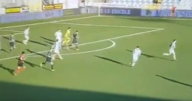 مدافع إيطالي يسجل هدفا بتصويبه عابرة للقارات من قبل منتصف الملعب.. فيديو