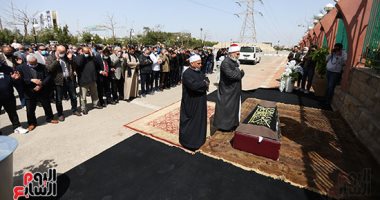 جثمان شاكر عبد الحميد وزير الثقافة الأسبق يوارى الثرى بمقابر العائلة