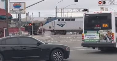 لحظة اصطدام قطار سريع بشاحنة عالقة على القضبان بولاية كاليفورنيا.. فيديو وصور