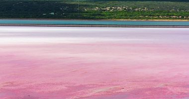 مشاهد جذابة لمياه بحيرة Hutt Lagoon الأسترالية باللون الوردى.. اعرف السبب "صور"