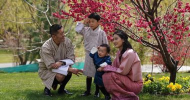 ملك بوتان وزوجته يحتفلان بعيد ميلاد ابنهما الأصغر بنشر صور عائلية جديدة
