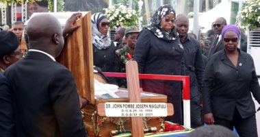 رئيسة تنزانيا الجديدة تشيع جثمان الرئيس الراحل جون ماجوفولى.. صور
