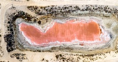 مصور يوثق بحيرة وردية جذابة فى الإمارات ويصفها بـ"جوهرة مخفية".. صور