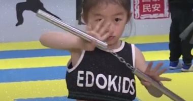 طفلة عمرها 7 سنوات تقدم حركات قتالية بمهارة فائقة.. فيديو وصور