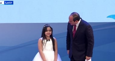 الرئيس السيسي يصافح الطفلة "مايا" خلال احتفالية تكريم الأمهات المثاليات.. فيديو