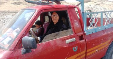 سائقة الفجر.. ربت أبناءها الأيتام بسيارة أجرة على طريق المحاجر.. فيديو وصور