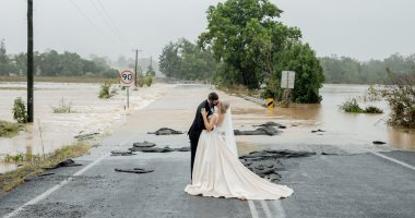 عروسان يتحديان فيضانات أستراليا باستخدام هليكوبتر لإتمام حفل الزفاف.. صور