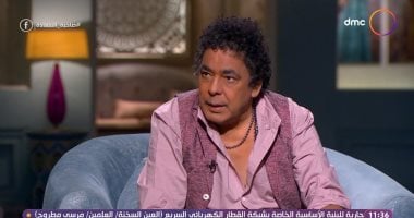 سر بكاء محمد منير أمام يوسف شاهين بسبب "على صوتك بالغنا".. فيديو