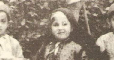 عيد ميلاد نجمة الجماهير.. صورة نادية الجندى فى طفولتها أثناء عرض مدرسى  